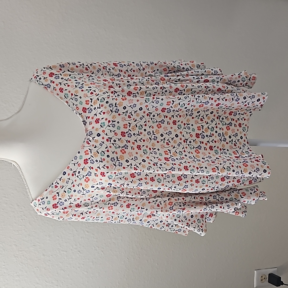 Floral V-Neck Women's Top NWT - Picture 9 of 10